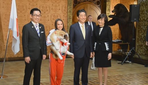 ザギトワ選手に秋田犬贈呈 「大事にする」と笑顔