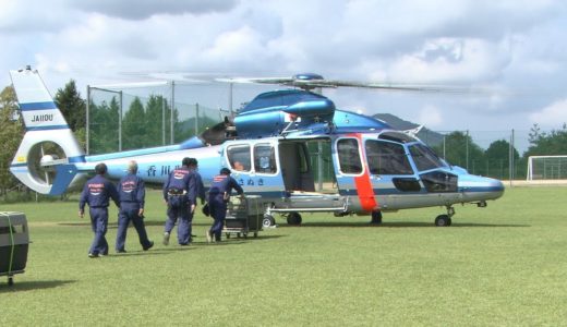 「空飛ぶ警察犬」になれるかな？　香川県警でヘリコプター移動の順応訓練　離島での災害や犯人逃走に備え